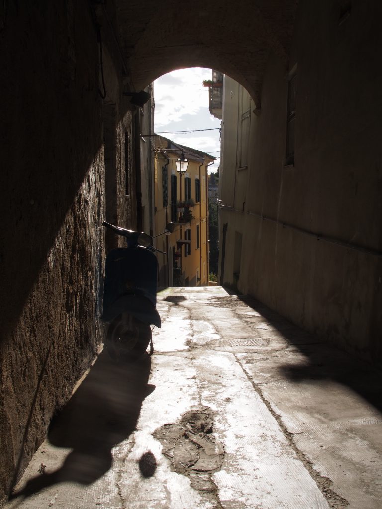 Italienische Szene: Gasse in Lanciano